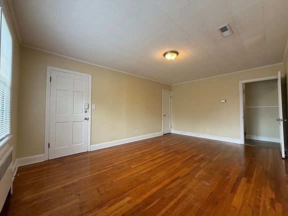 3rd image of 452 Parkview Dr #C