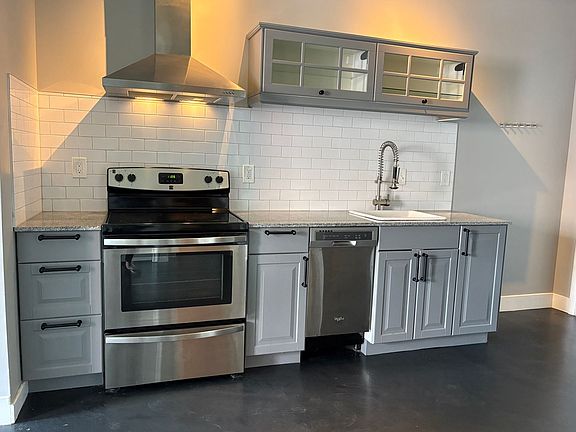 4th image of 560 S Prince St Ste 104