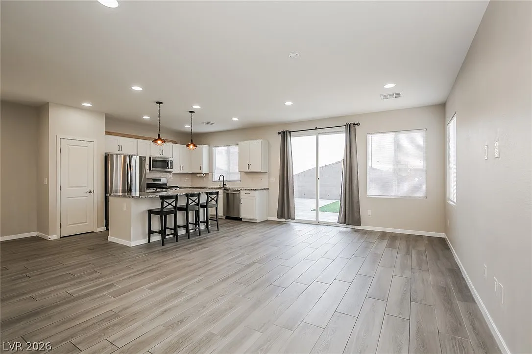 3 bed, 2.5 bath, 1808 sqft, $2,400 — Photo 4