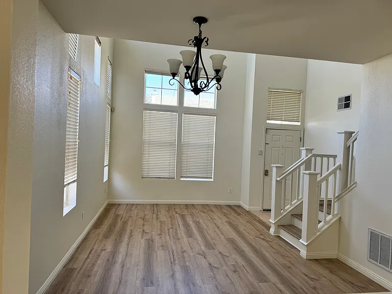 507 Treyburn Cir — Photo 8