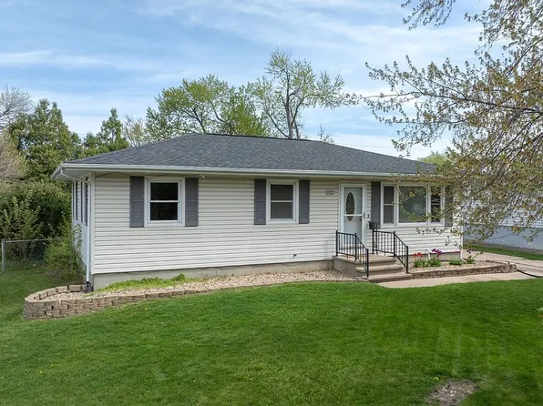 1102 Raney St, Hiawatha, IA 52233
