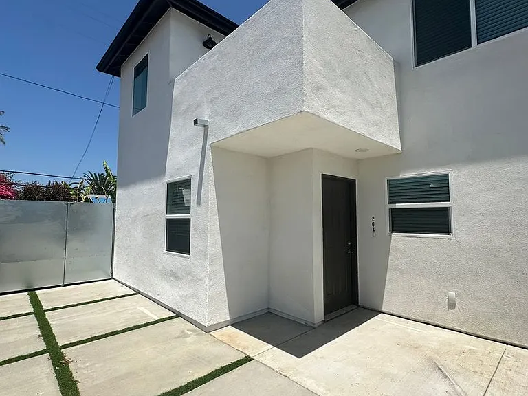 202-204 Calla Ave — Photo 1