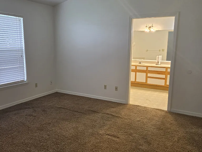 2138 SW Alminar St — Photo 4