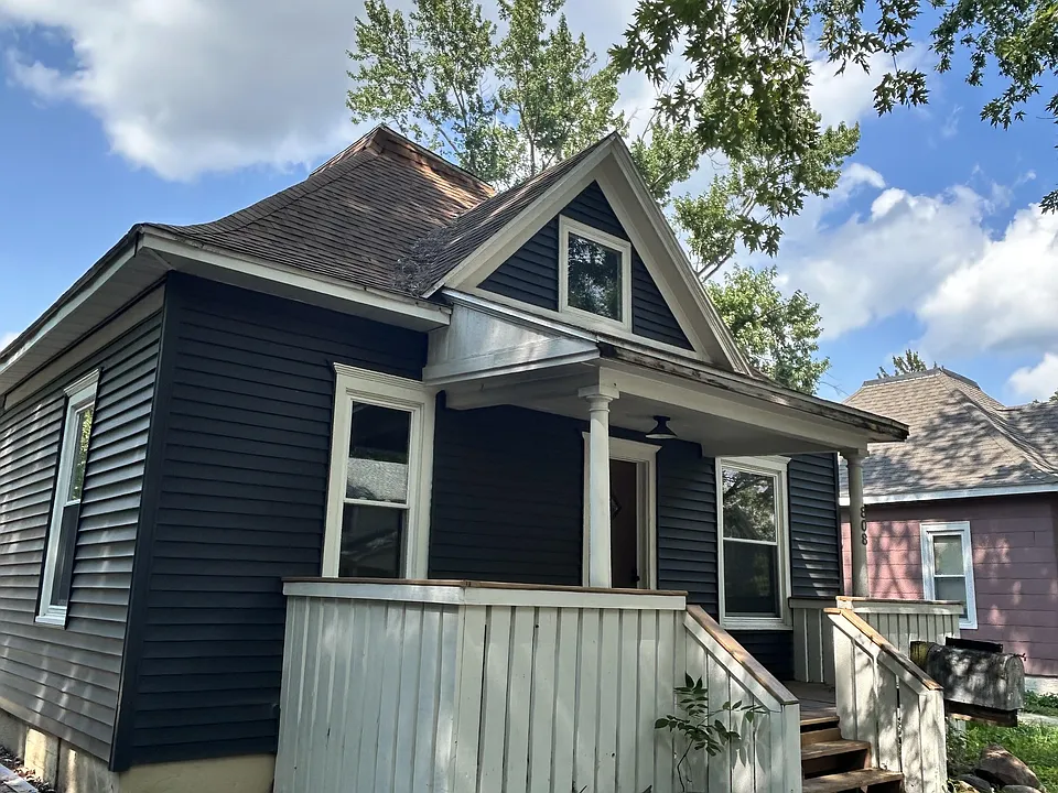 808 E High St