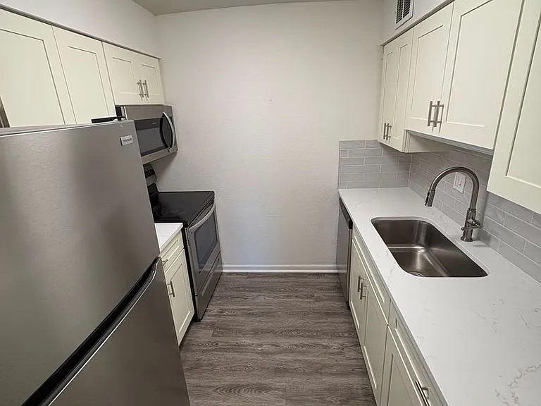 6224 Robinson St #4 — Photo 10