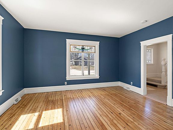3rd image of 723 3rd St SW