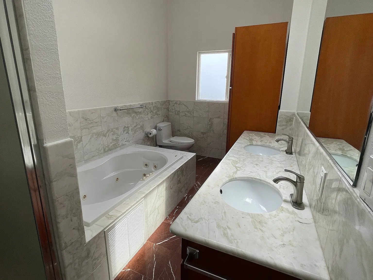 5 bed, 2860 sqft, $11,000 — Photo 3