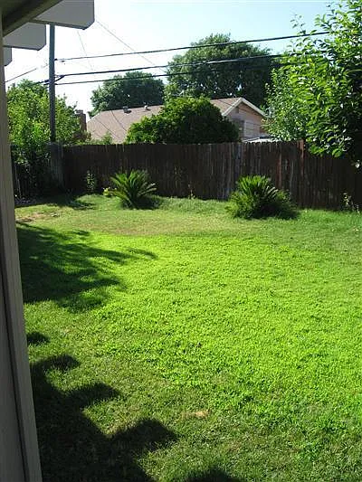1384 Somerset Dr — Photo 4