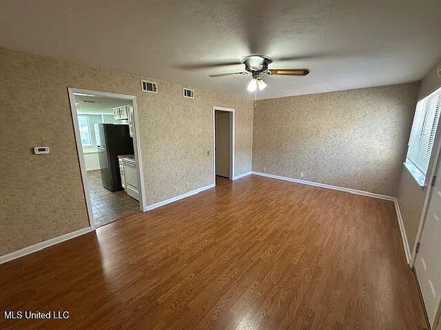 342 Lakebend Dr — Photo 2