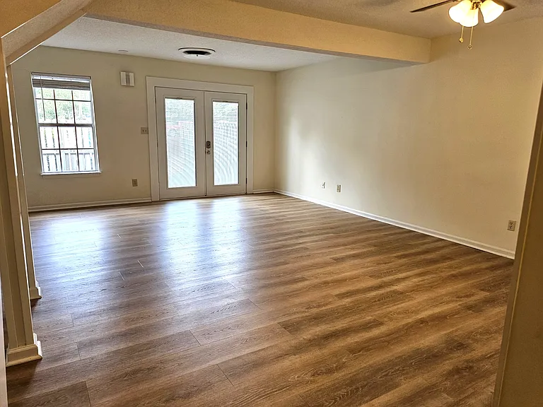 419 Oaktree Sq — Photo 6