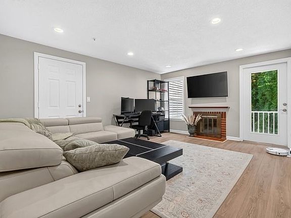 2nd image of 7 Thoreau Ct APT 8