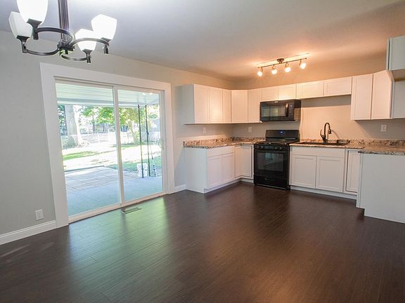 3rd image of 516 Dawn Ave