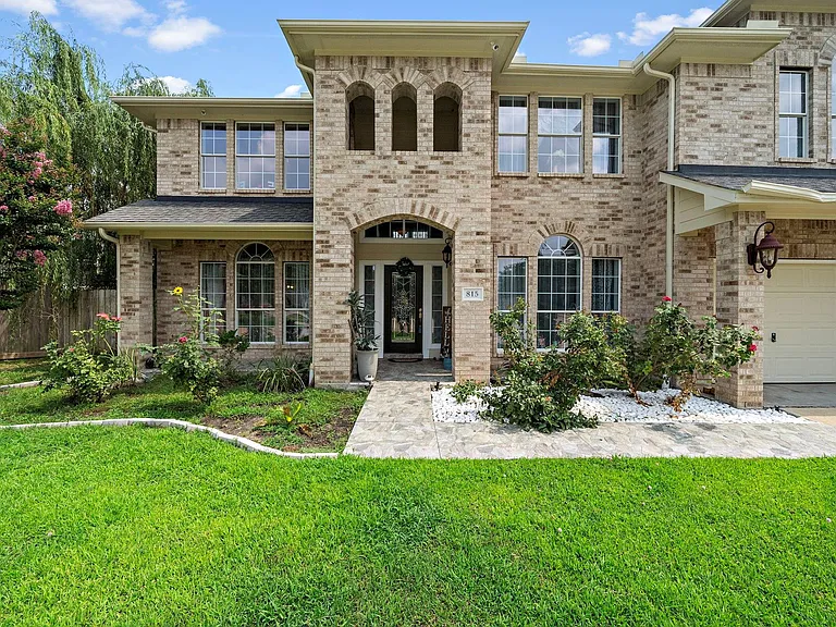 815 Arlington Ln — Photo 4