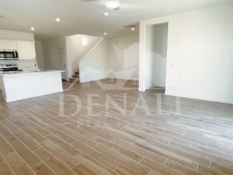 2760 W Stradling Ave — Photo 3