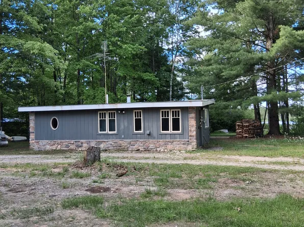 2597 Tonawanda Rd, Grawn, MI 49637