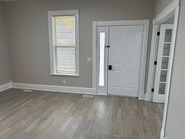 320 S Florence Ave — Photo 3