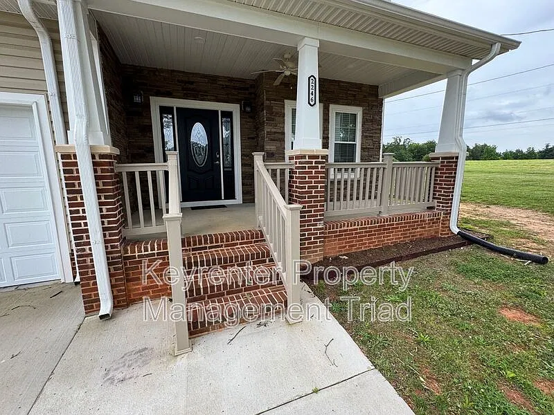 3 bed, 2.5 bath, 2200 sqft, $1,975 — Photo 2