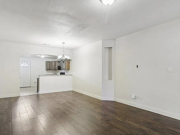 3rd image of 3404 Colonial Dr