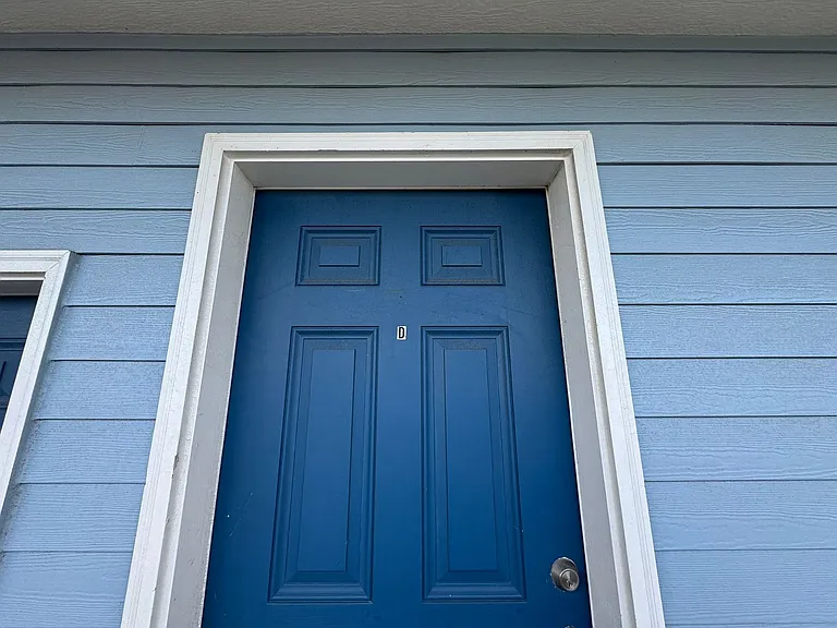 637 SW 9th St — Photo 2
