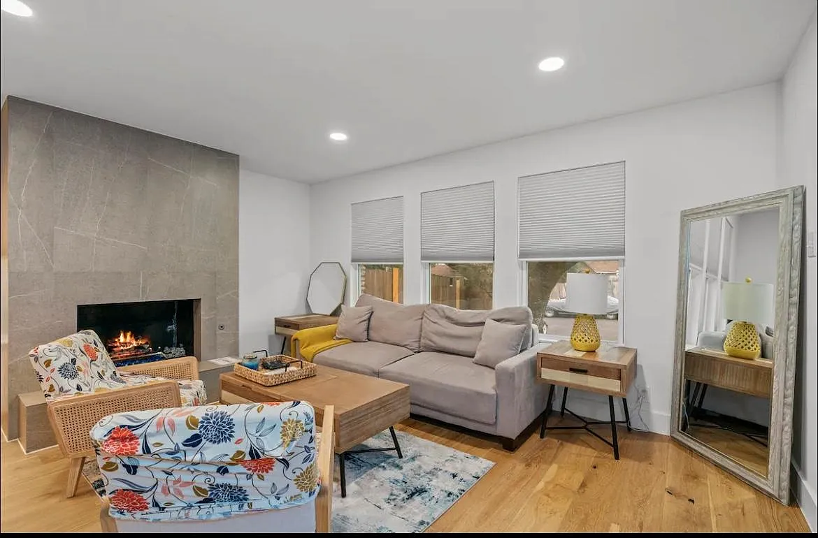 2104 Lamplight Village Cir — Photo 2