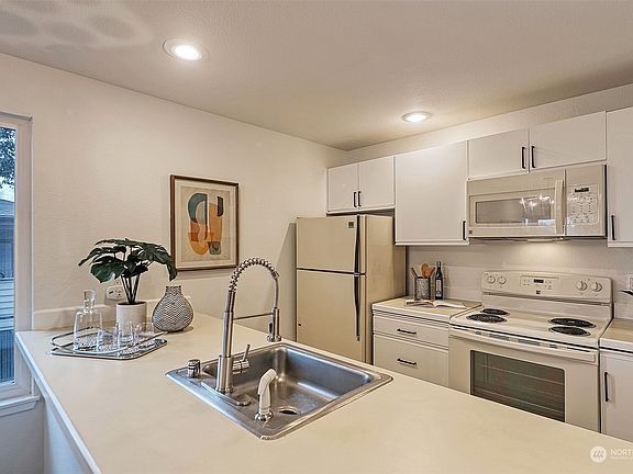 5th image of 10329 Meridian Avenue N #B302