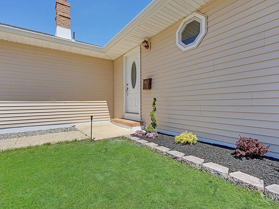 3rd image of 302 Curacao St