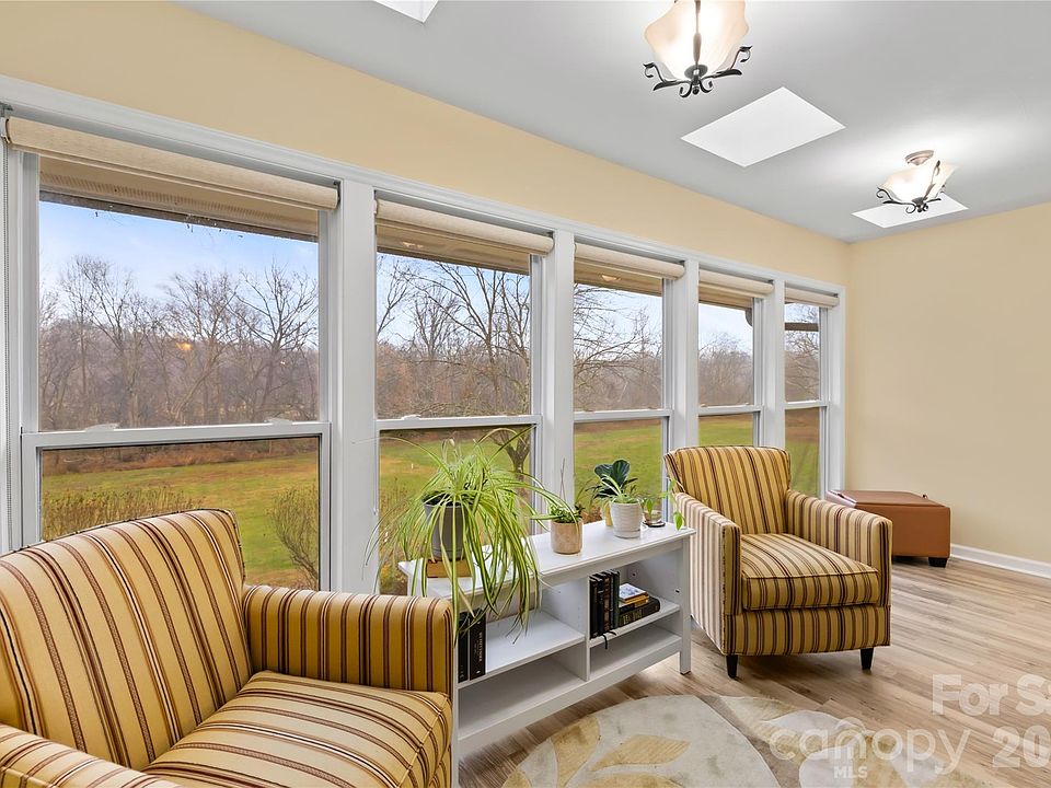 1st image of 1002 Kenilworth Ct NW
