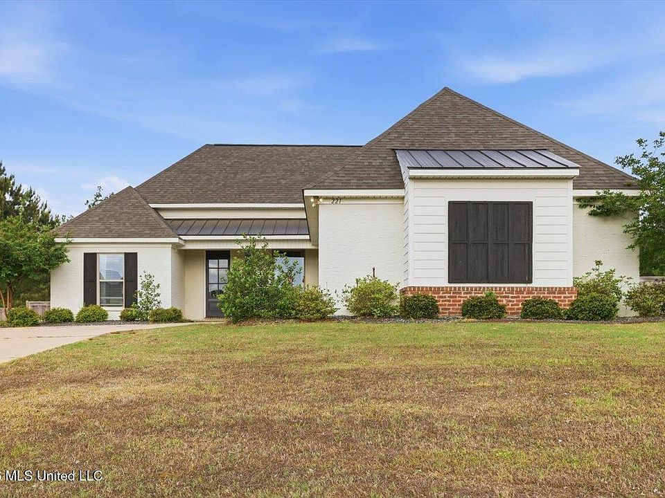 1st image of 221 Ironwood Pl