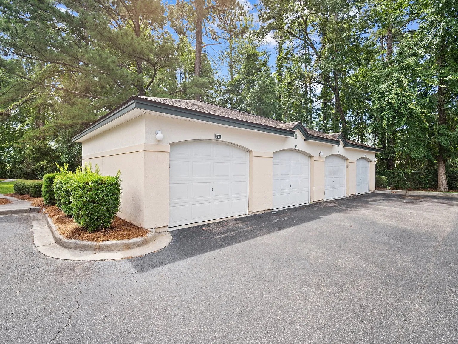 2 bed, 1001 sqft, $1,800 — Photo 3