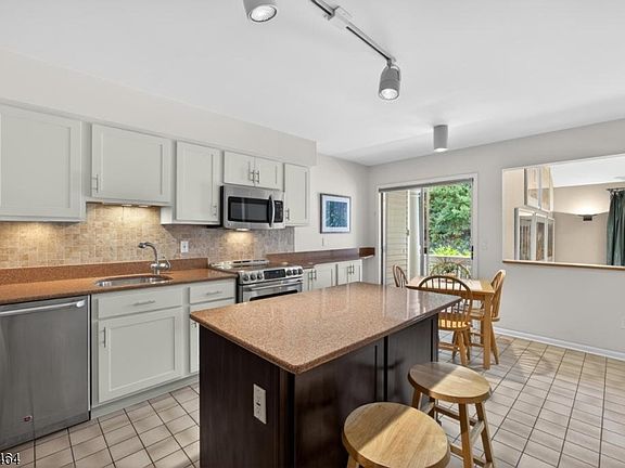 4th image of 62 Manor Sq