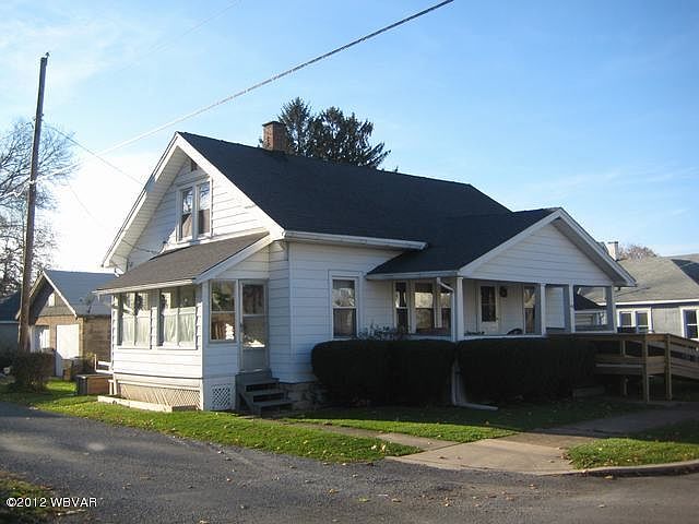 1st image of 418 Curtin St S