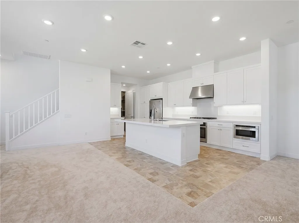 4 bed, 3.0 bath, 2690 sqft, $5,500 — Photo 4
