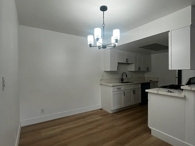 Park West Apartments — Photo 23