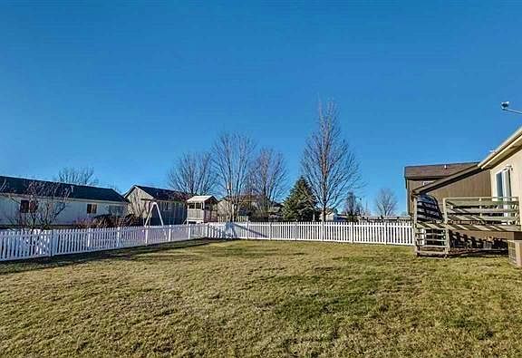 Spacious Private Backyard with Deck!