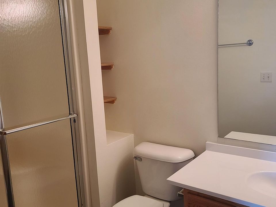2nd image of 440 Hillside Ct #5