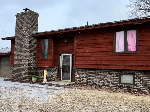 3320 Meadowlark Ln, Great Bend, KS 67530