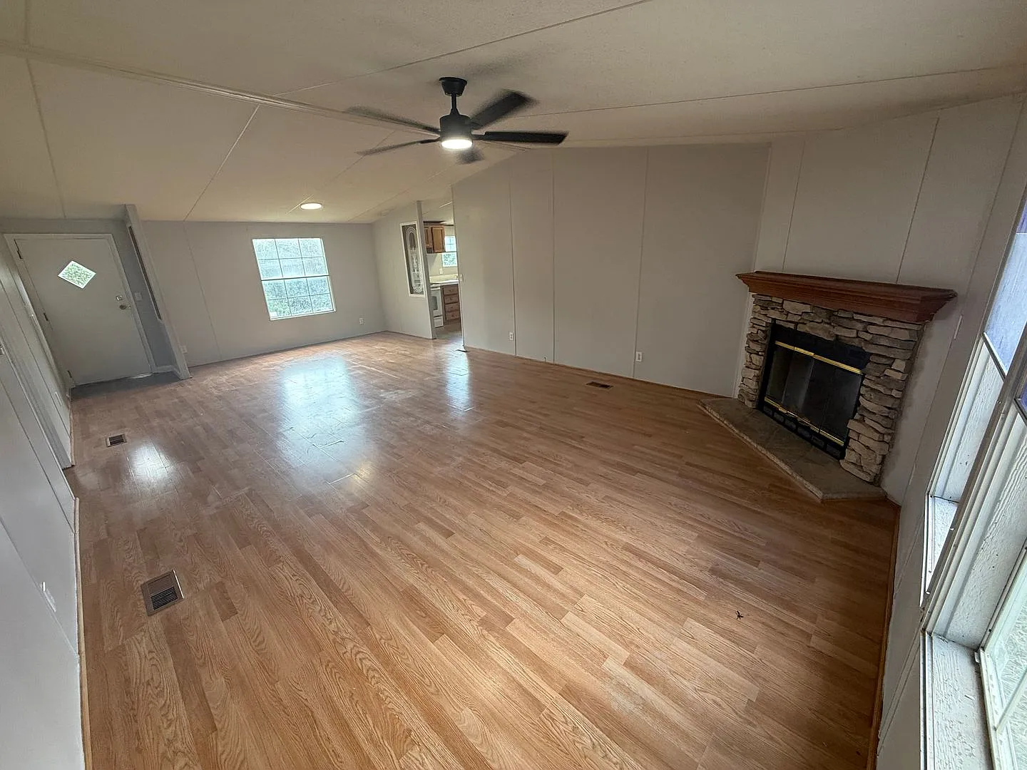 3 Bedroom, 1312 Sf — Photo 4