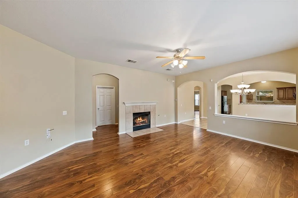 4 bed, 2.0 bath, 1801 sqft, $2,200 — Photo 3