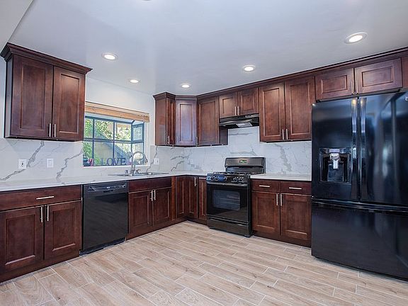 4th image of 21805 Providencia St