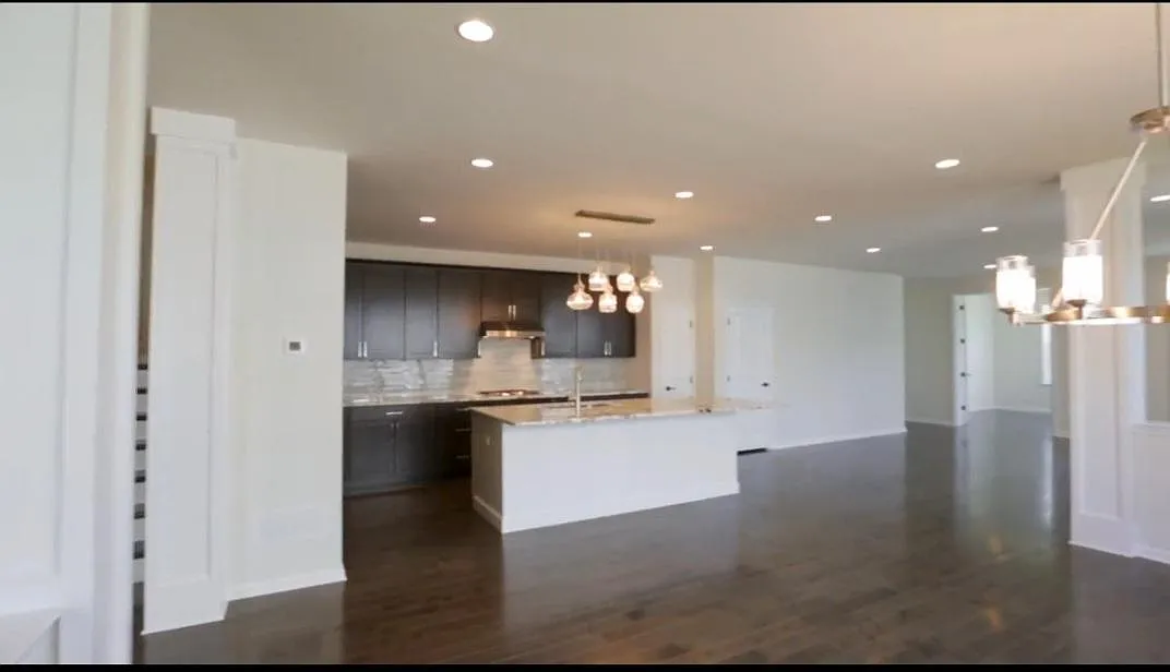 4 bed, 4200 sqft, $4,400 — Photo 2