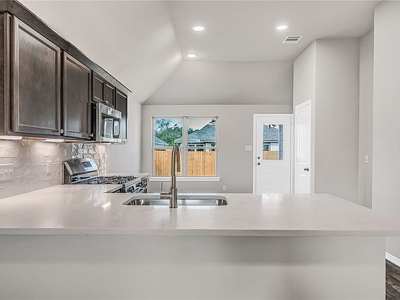 5th image of 1202 Highgarden Dr