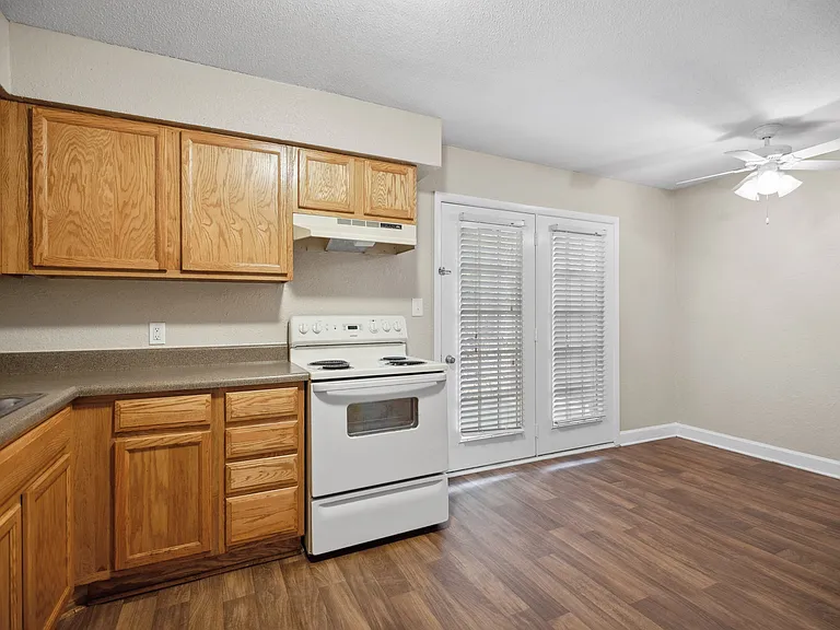 Sumter Square Apartments — Photo 24