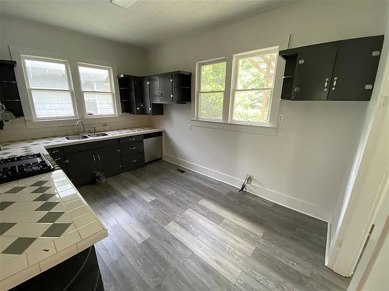 529 W Oak Ave — Photo 11