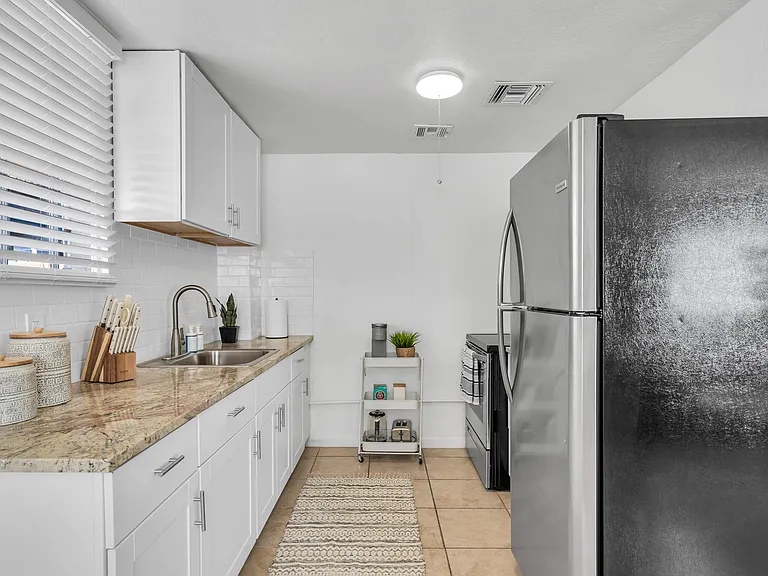 1627 N Bryant Ave #A — Photo 4