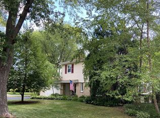 1735 E Rosehill Dr, Arlington Heights, IL 60004