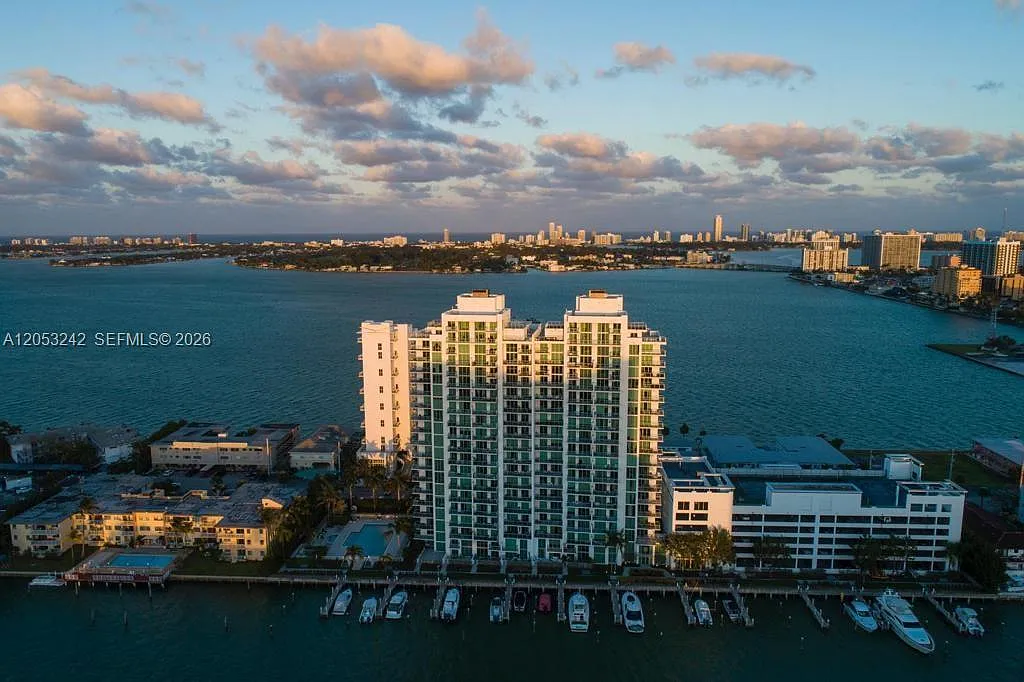 Eloquence On The Bay Condo — Photo 4