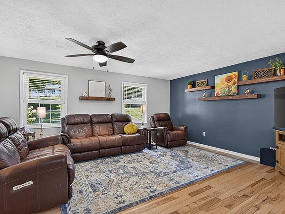 3rd image of 1140 Hillview Dr