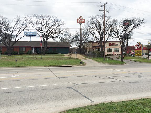 3rd image of 1000 E Ennis Ave