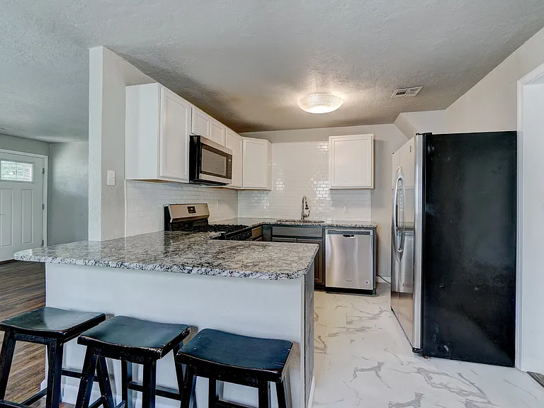 712 Dakota St — Photo 10