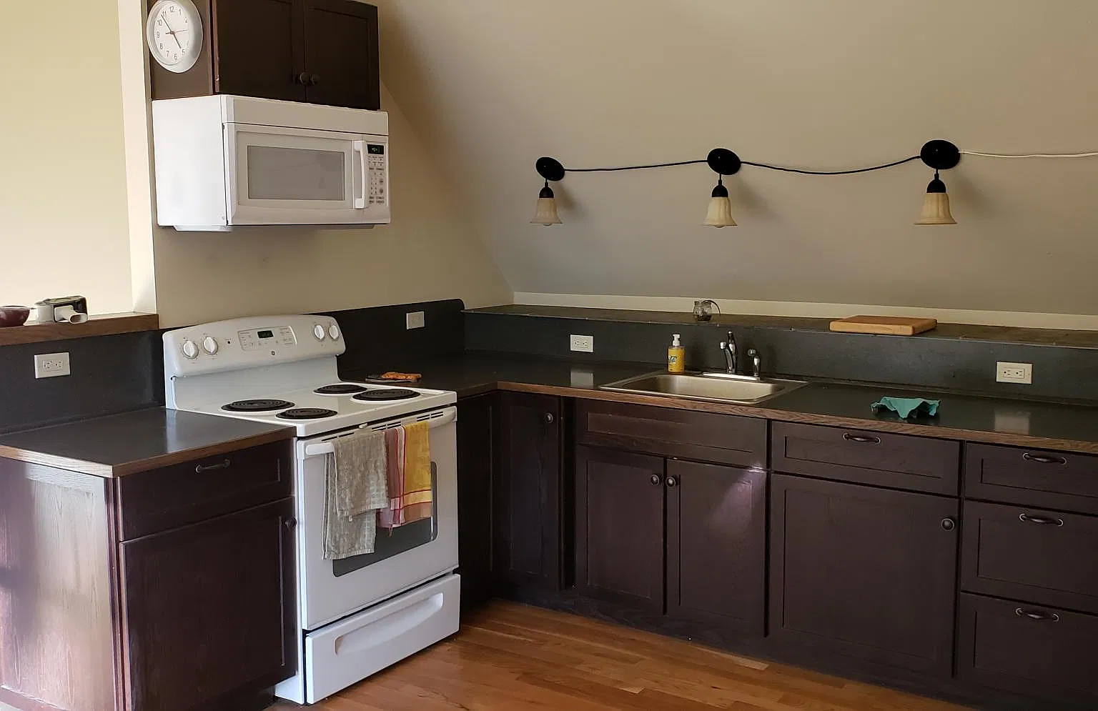 11109 Hyla Ave NE — Photo 2